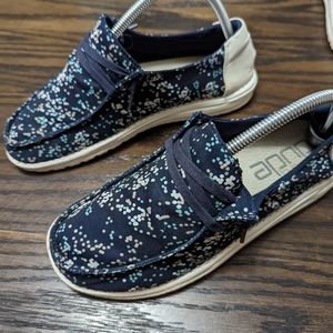 Hey Dude woman's size 8